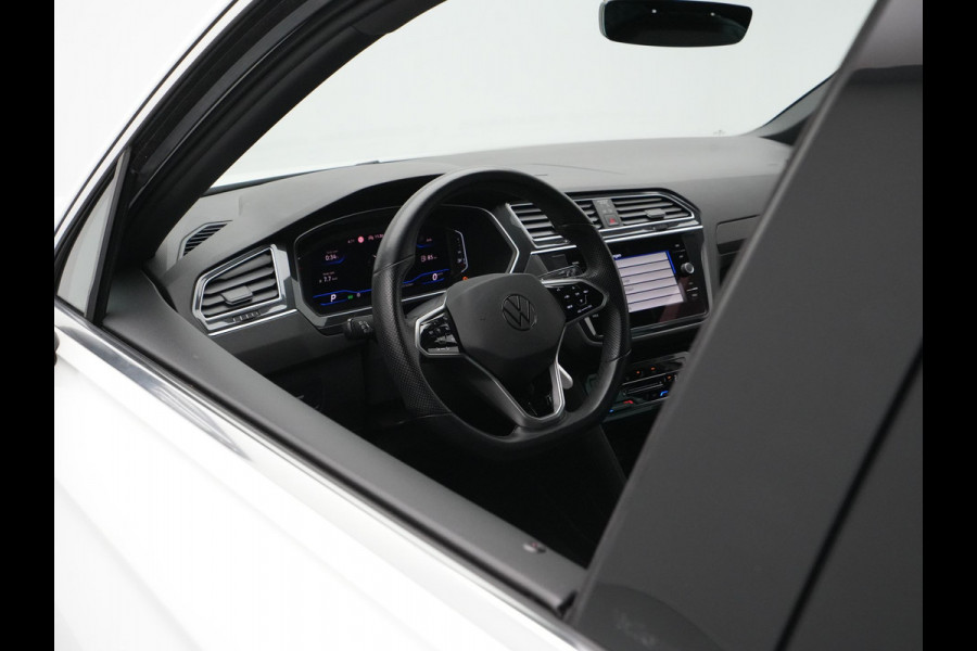 Volkswagen Tiguan 1.5 TSI 150pk DSG R-Line Business Trekhaak Navigatie Camera Pdc Acc Carplay 10