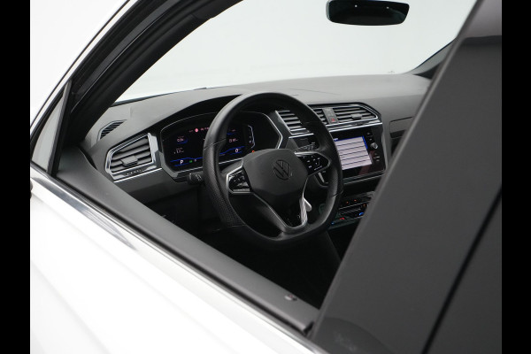 Volkswagen Tiguan 1.5 TSI 150pk DSG R-Line Business Trekhaak Navigatie Camera Pdc Acc Carplay 10