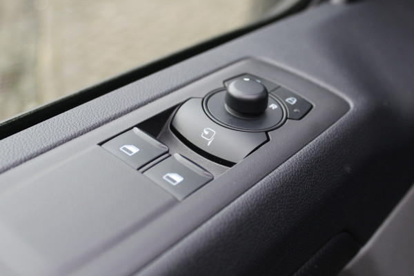 Ford Transit Custom 320 2.0-136 pk TDCI L1H1 Trend. Fabrieksgarantie tot 10-2028 ! Adapt. Cruise Cntrl, Navigatie, Camera, PDC V+A, Apple Carplay/Android auto, LED verl., Laadruimte bekleed, Bijrijdersbank, Spiegel-, stoel en voorraamverw. etc.