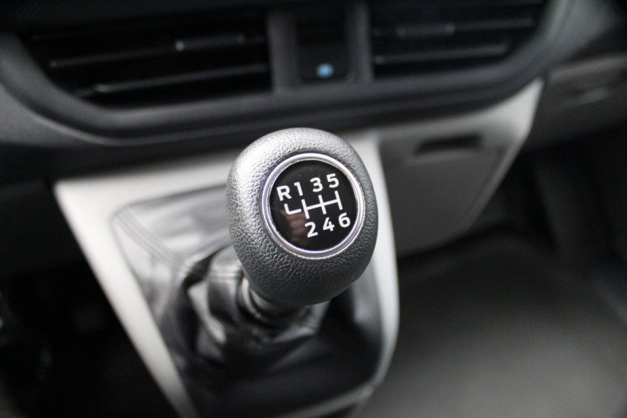 Ford Transit Custom 320 2.0-136 pk TDCI L1H1 Trend. Fabrieksgarantie tot 10-2028 ! Adapt. Cruise Cntrl, Navigatie, Camera, PDC V+A, Apple Carplay/Android auto, LED verl., Laadruimte bekleed, Bijrijdersbank, Spiegel-, stoel en voorraamverw. etc.