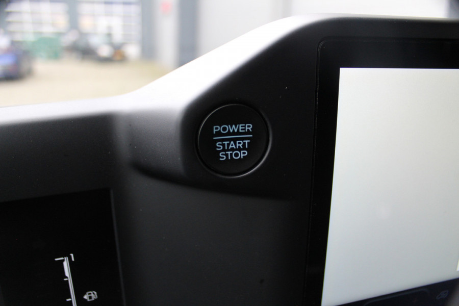 Ford Transit Custom 320 2.0-136 pk TDCI L1H1 Trend. Fabrieksgarantie tot 10-2028 ! Adapt. Cruise Cntrl, Navigatie, Camera, PDC V+A, Apple Carplay/Android auto, LED verl., Laadruimte bekleed, Bijrijdersbank, Spiegel-, stoel en voorraamverw. etc.