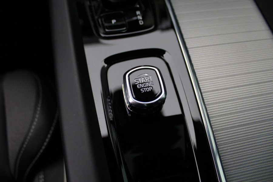 Volvo XC60 2.0 T8 Plug-in hybrid AWD Plus Bright | Luchtvering | Trekhaak | H&K | 360 Camera | Full