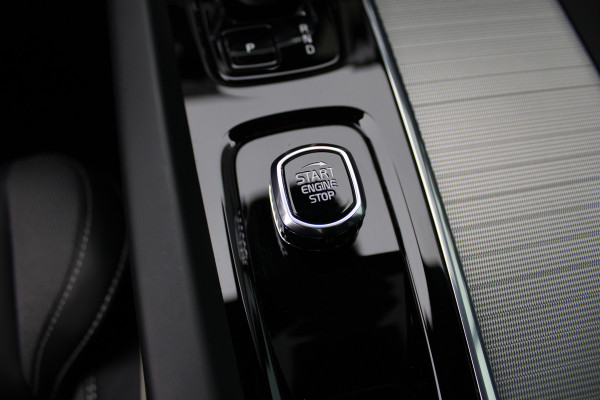 Volvo XC60 2.0 T8 Plug-in hybrid AWD Plus Bright | Luchtvering | Trekhaak | H&K | 360 Camera | Full