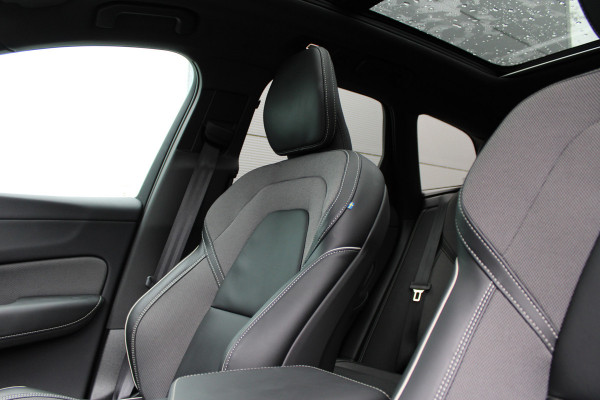 Volvo XC60 2.0 T8 Plug-in hybrid AWD Plus Bright | Luchtvering | Trekhaak | H&K | 360 Camera | Full