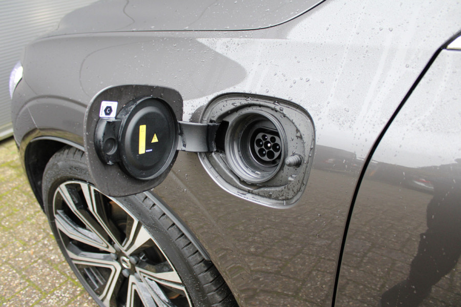 Volvo XC60 2.0 T8 Plug-in hybrid AWD Plus Bright | Luchtvering | Trekhaak | H&K | 360 Camera | Full