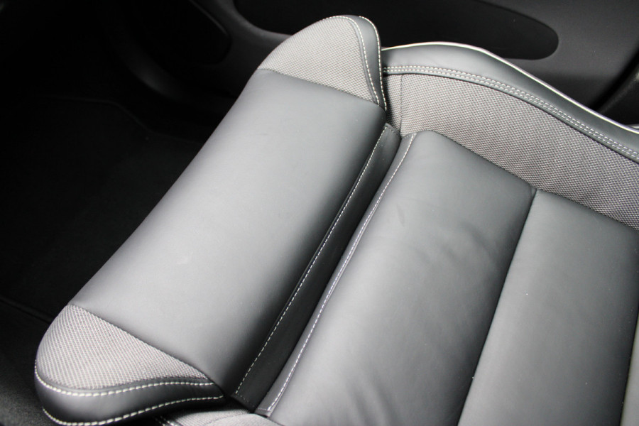 Volvo XC60 2.0 T8 Plug-in hybrid AWD Plus Bright | Luchtvering | Trekhaak | H&K | 360 Camera | Full