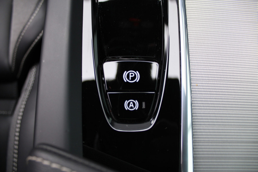 Volvo XC60 2.0 T8 Plug-in hybrid AWD Plus Bright | Luchtvering | Trekhaak | H&K | 360 Camera | Full