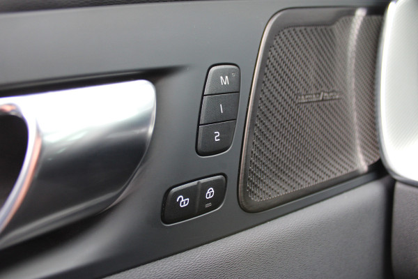 Volvo XC60 2.0 T8 Plug-in hybrid AWD Plus Bright | Luchtvering | Trekhaak | H&K | 360 Camera | Full