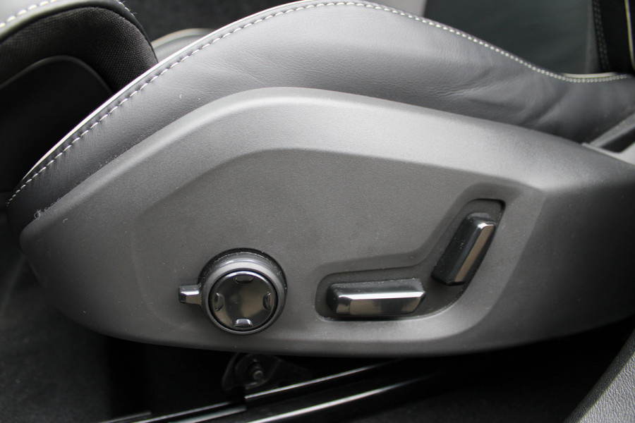 Volvo XC60 2.0 T8 Plug-in hybrid AWD Plus Bright | Luchtvering | Trekhaak | H&K | 360 Camera | Full