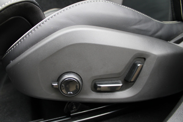 Volvo XC60 2.0 T8 Plug-in hybrid AWD Plus Bright | Luchtvering | Trekhaak | H&K | 360 Camera | Full