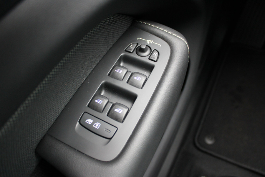 Volvo XC60 2.0 T8 Plug-in hybrid AWD Plus Bright | Luchtvering | Trekhaak | H&K | 360 Camera | Full