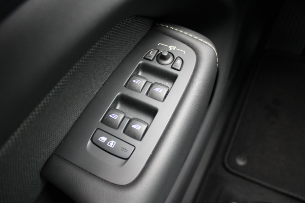 Volvo XC60 2.0 T8 Plug-in hybrid AWD Plus Bright | Luchtvering | Trekhaak | H&K | 360 Camera | Full