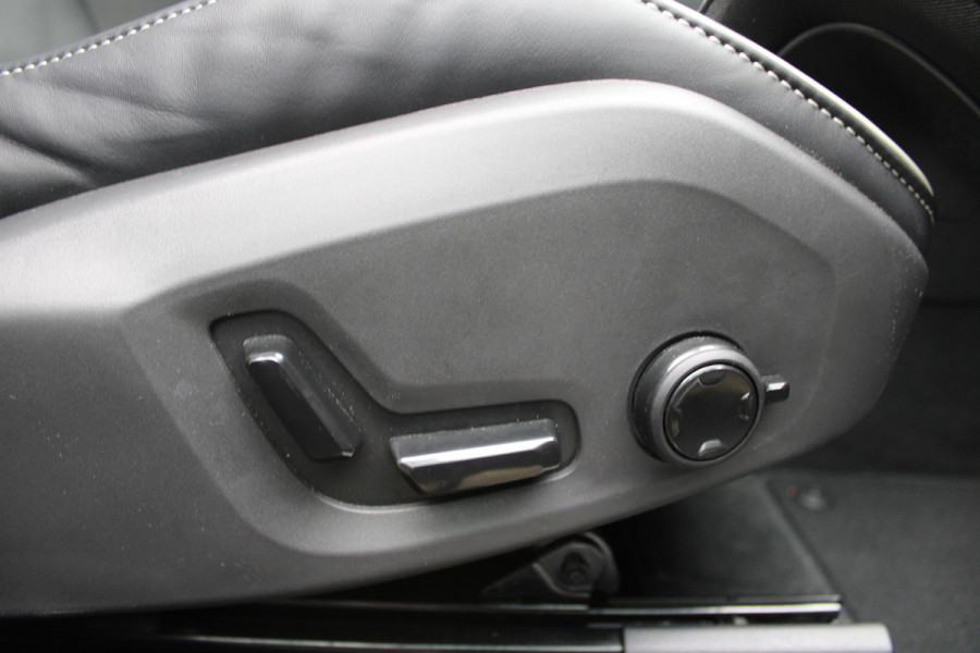 Volvo XC60 2.0 T8 Plug-in hybrid AWD Plus Bright | Luchtvering | Trekhaak | H&K | 360 Camera | Full