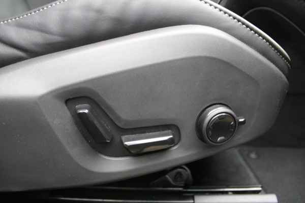 Volvo XC60 2.0 T8 Plug-in hybrid AWD Plus Bright | Luchtvering | Trekhaak | H&K | 360 Camera | Full