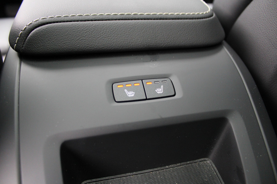 Volvo XC60 2.0 T8 Plug-in hybrid AWD Plus Bright | Luchtvering | Trekhaak | H&K | 360 Camera | Full