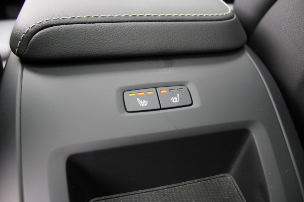 Volvo XC60 2.0 T8 Plug-in hybrid AWD Plus Bright | Luchtvering | Trekhaak | H&K | 360 Camera | Full