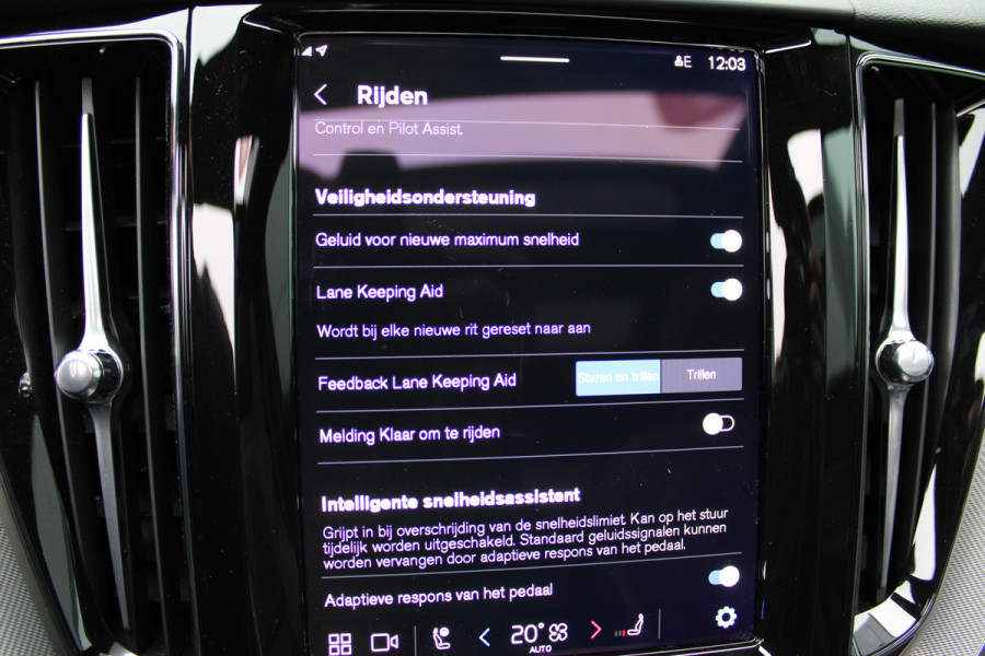 Volvo XC60 2.0 T8 Plug-in hybrid AWD Plus Bright | Luchtvering | Trekhaak | H&K | 360 Camera | Full