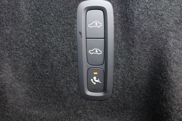 Volvo XC60 2.0 T8 Plug-in hybrid AWD Plus Bright | Luchtvering | Trekhaak | H&K | 360 Camera | Full