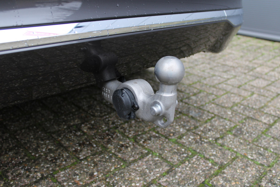 Volvo XC60 2.0 T8 Plug-in hybrid AWD Plus Bright | Luchtvering | Trekhaak | H&K | 360 Camera | Full