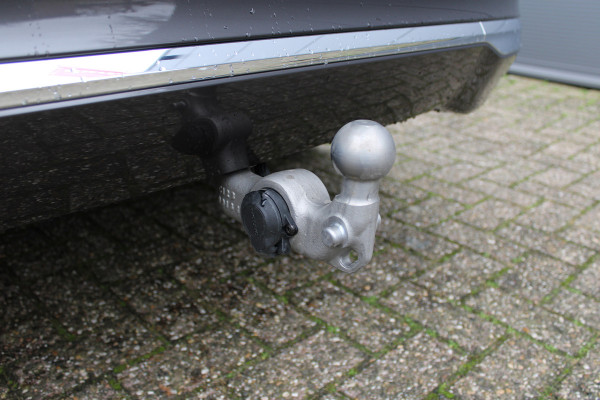 Volvo XC60 2.0 T8 Plug-in hybrid AWD Plus Bright | Luchtvering | Trekhaak | H&K | 360 Camera | Full