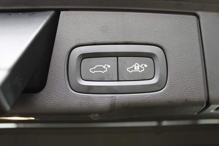 Volvo XC60 2.0 T8 Plug-in hybrid AWD Plus Bright | Luchtvering | Trekhaak | H&K | 360 Camera | Full