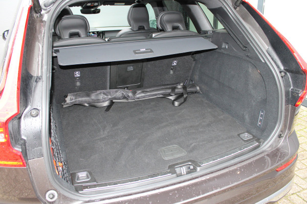 Volvo XC60 2.0 T8 Plug-in hybrid AWD Plus Bright | Luchtvering | Trekhaak | H&K | 360 Camera | Full