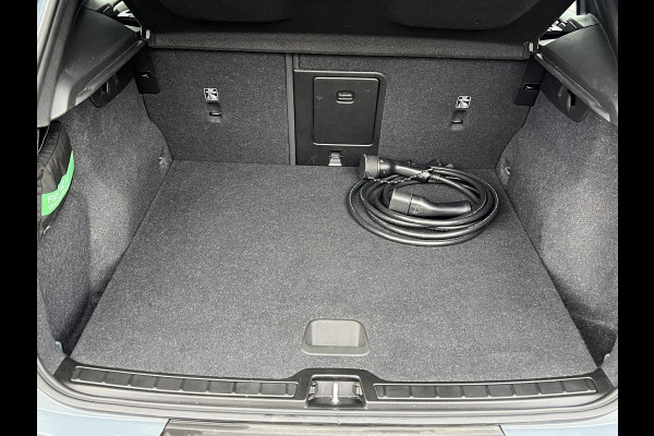 Volvo XC40 Recharge Core 70 kWh VAN: 33.900,- VOOR: 30.877,- UW EINDEJAARSVOORDEEL: 3.023,- | ACHTERUITRIJCAMERA | APPLE CARPLAY | CRUISE CONTROL | DRAADLOZE TELEFOON LADER |