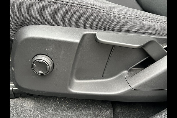 Volvo XC40 Recharge Core 70 kWh VAN: 33.900,- VOOR: 30.877,- UW EINDEJAARSVOORDEEL: 3.023,- | ACHTERUITRIJCAMERA | APPLE CARPLAY | CRUISE CONTROL | DRAADLOZE TELEFOON LADER |