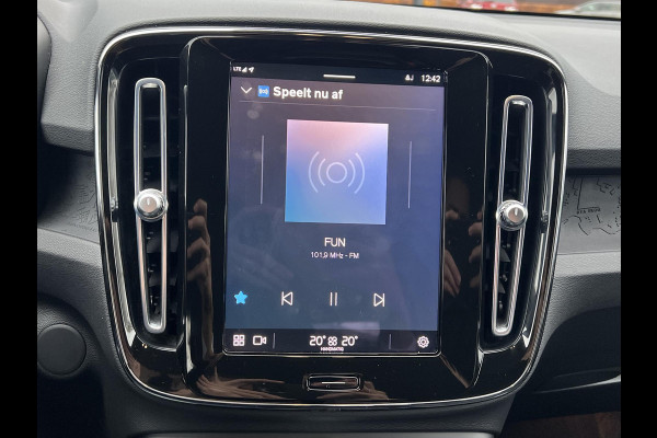 Volvo XC40 Recharge Core 70 kWh VAN: 33.900,- VOOR: 30.877,- UW EINDEJAARSVOORDEEL: 3.023,- | ACHTERUITRIJCAMERA | APPLE CARPLAY | CRUISE CONTROL | DRAADLOZE TELEFOON LADER |