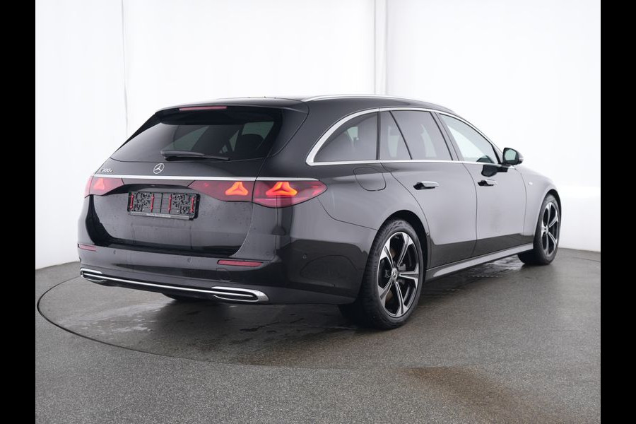 Mercedes-Benz E-Klasse Estate 300 e AMG Line Adtion Avantgarde | Trekhaak | Head-up-Display | Distronic | Memory Voorstoelen. Inclusief 24 maanden MB Certified garantie voor Europa.