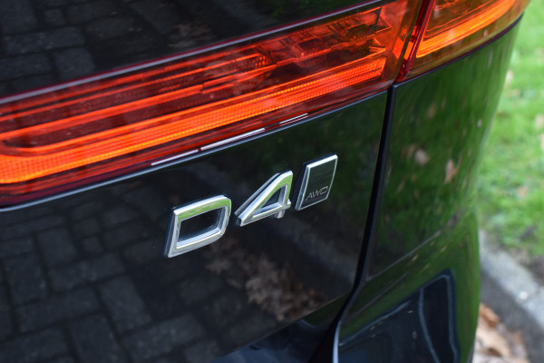 Volvo XC60 D4 190PK Automaat AWD Momentum | Trekhaak | Standkachel | Leder | Stoelverwarming