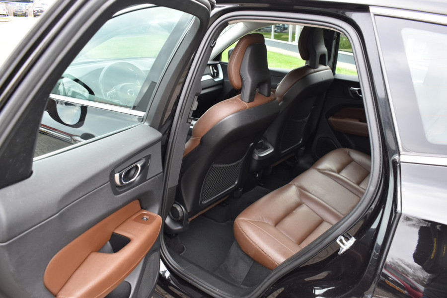 Volvo XC60 D4 190PK Automaat AWD Momentum | Trekhaak | Standkachel | Leder | Stoelverwarming