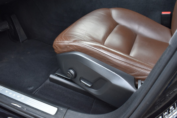 Volvo XC60 D4 190PK Automaat AWD Momentum | Trekhaak | Standkachel | Leder | Stoelverwarming