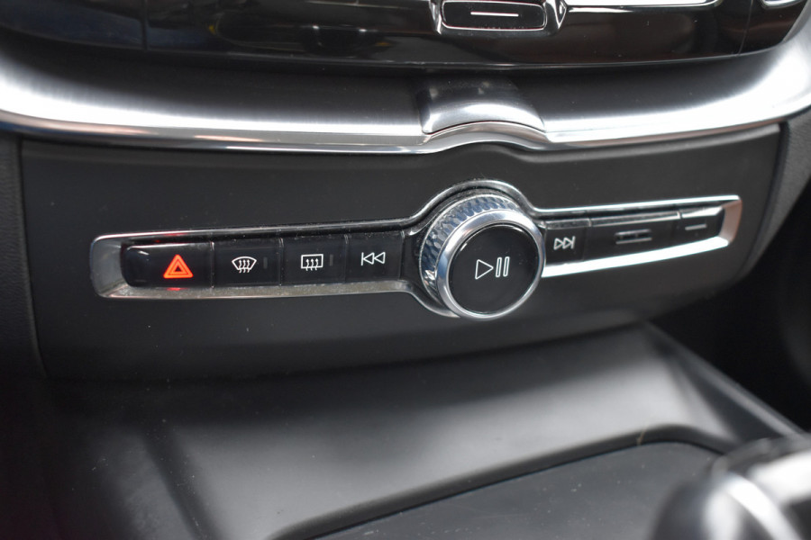 Volvo XC60 D4 190PK Automaat AWD Momentum | Trekhaak | Standkachel | Leder | Stoelverwarming