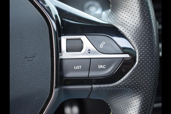 Peugeot e-2008 EV GT Première 1 fase 50 kWh SCHUIF- KANTELDAK | NAVI & CARPLAY | ACHTERUITRIJCAMERA MET SENSOREN | E.C.C. |