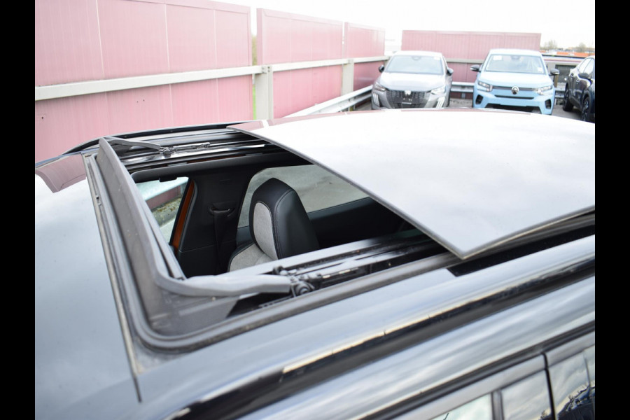 Peugeot e-2008 EV GT Première 1 fase 50 kWh SCHUIF- KANTELDAK | NAVI & CARPLAY | ACHTERUITRIJCAMERA MET SENSOREN | E.C.C. |