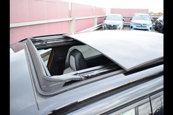 Peugeot e-2008 EV GT Première 1 fase 50 kWh SCHUIF- KANTELDAK | NAVI & CARPLAY | ACHTERUITRIJCAMERA MET SENSOREN | E.C.C. |