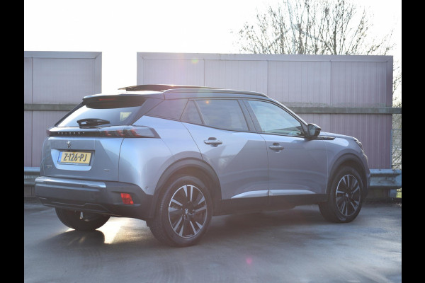 Peugeot e-2008 EV Allure Pack 50 kWh SCHUIF- KANDELDAK | NAVI & CARPLAY | ACHTERUITRIJCAMERA MET SENSOREN | E.C.C. |