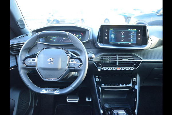 Peugeot e-2008 EV Allure Pack 50 kWh SCHUIF- KANDELDAK | NAVI & CARPLAY | ACHTERUITRIJCAMERA MET SENSOREN | E.C.C. |