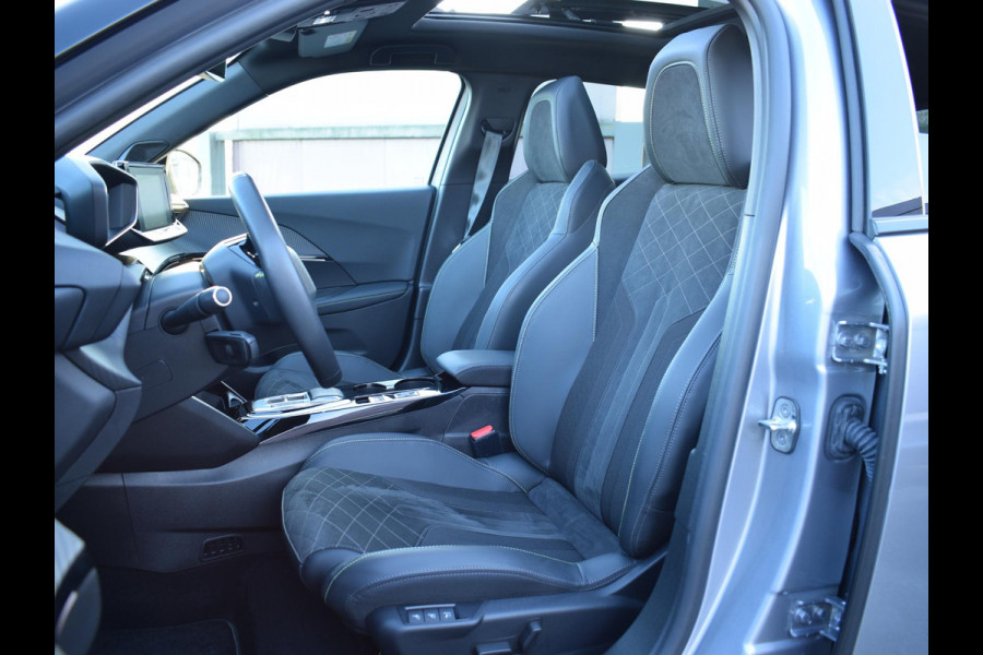 Peugeot e-2008 EV Allure Pack 50 kWh SCHUIF- KANDELDAK | NAVI & CARPLAY | ACHTERUITRIJCAMERA MET SENSOREN | E.C.C. |