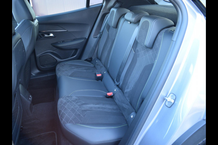 Peugeot e-2008 EV Allure Pack 50 kWh SCHUIF- KANDELDAK | NAVI & CARPLAY | ACHTERUITRIJCAMERA MET SENSOREN | E.C.C. |