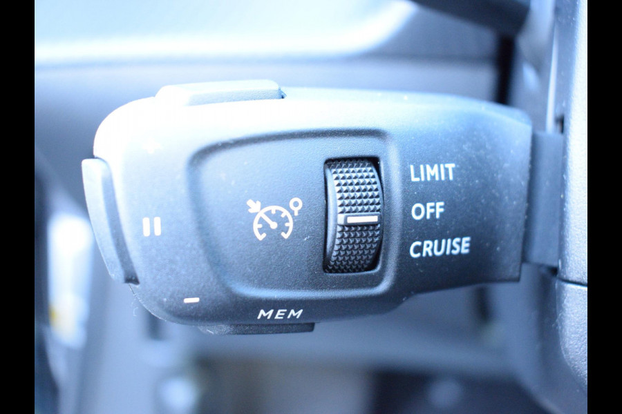 Peugeot e-2008 EV Allure Pack 50 kWh SCHUIF- KANDELDAK | NAVI & CARPLAY | ACHTERUITRIJCAMERA MET SENSOREN | E.C.C. |