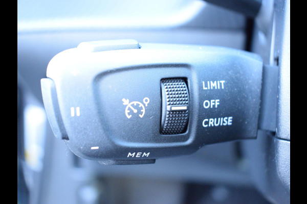 Peugeot e-2008 EV Allure Pack 50 kWh SCHUIF- KANDELDAK | NAVI & CARPLAY | ACHTERUITRIJCAMERA MET SENSOREN | E.C.C. |