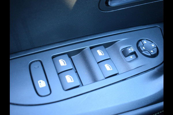 Peugeot e-2008 EV Allure Pack 50 kWh SCHUIF- KANDELDAK | NAVI & CARPLAY | ACHTERUITRIJCAMERA MET SENSOREN | E.C.C. |
