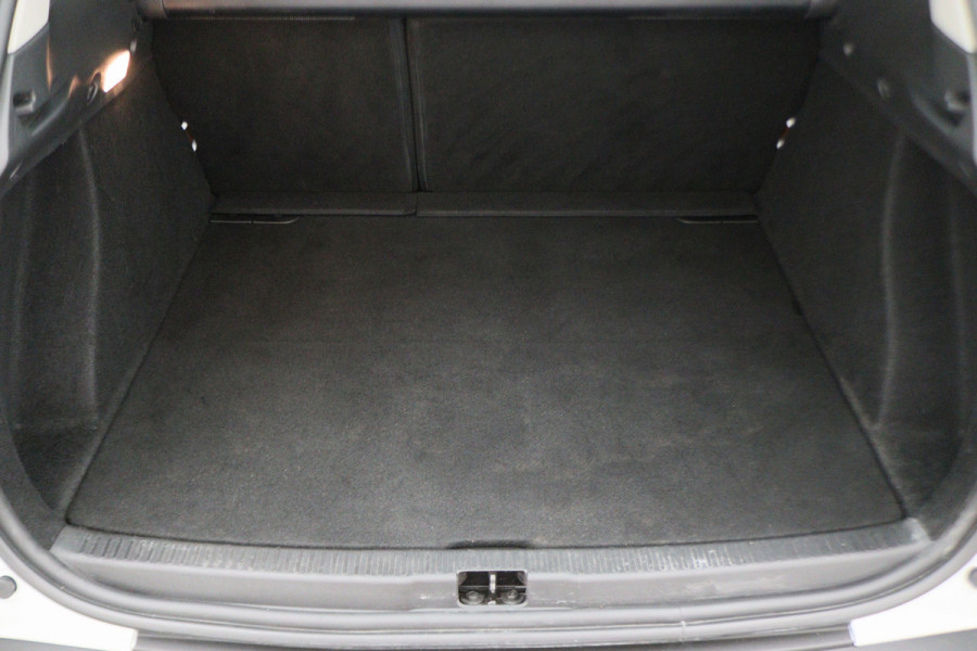 Renault Clio Estate 0.9 TCe Limited Navigatie, Bluetooth, Trekhaak, Airco, LED, 17"