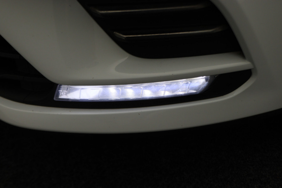 Renault Clio Estate 0.9 TCe Limited Navigatie, Bluetooth, Trekhaak, Airco, LED, 17"