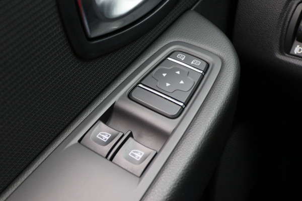 Renault Clio Estate 0.9 TCe Limited Navigatie, Bluetooth, Trekhaak, Airco, LED, 17"