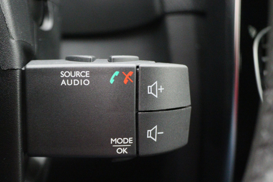 Renault Clio Estate 0.9 TCe Limited Navigatie, Bluetooth, Trekhaak, Airco, LED, 17"