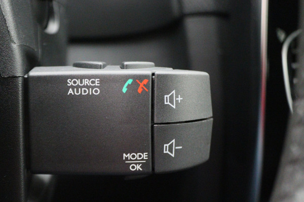 Renault Clio Estate 0.9 TCe Limited Navigatie, Bluetooth, Trekhaak, Airco, LED, 17"