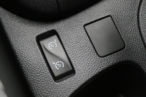 Renault Clio Estate 0.9 TCe Limited Navigatie, Bluetooth, Trekhaak, Airco, LED, 17"